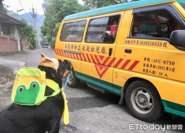 上車遭拒！老師一句話讓牠好受傷。（圖／授權自洛威拿〝慢慢〞粉絲專頁，下同）