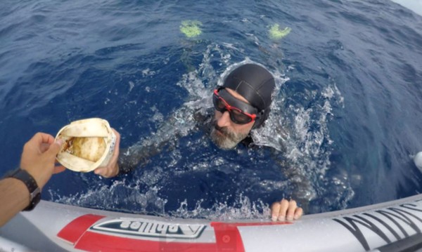 ▲▼日本泳渡到夏威夷　他上秒與鯨魚玩…每3分鐘驚見塑膠碎片。（圖／翻攝自臉書／Ben Lecomte The Swim）