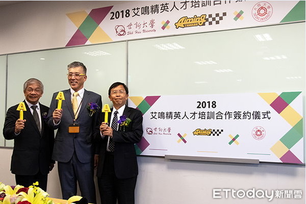 圖二 :日商艾鳴總經理平田尚武(中)、世新大學副校長陳清河(左)與大同大學校長何明果(右) 合照。(圖/世新大學提供)