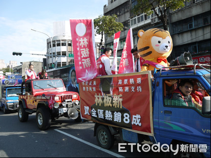 ▲選後林板新展開謝票。（圖／記者張瑞傑攝）