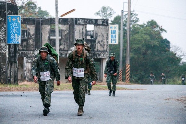 狙擊手負重行軍射擊鑑測　強化無預警接戰能力