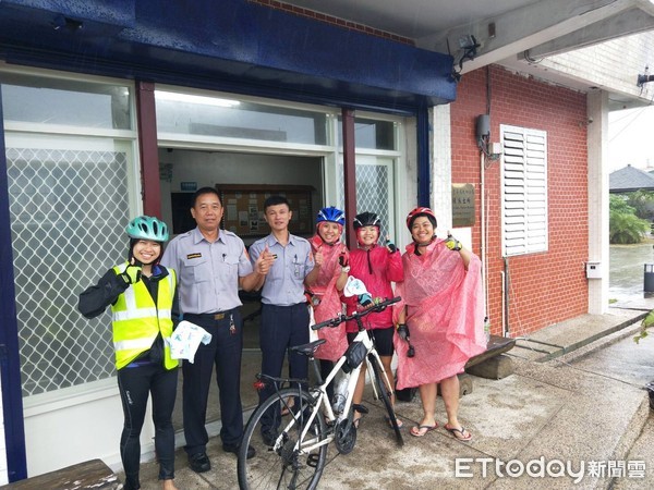 ▲台東寧埔派出所員警協助修復剎車故障的腳踏車，4名少女表示，這段派出所之旅永生難忘，並開心與員警合影留念。（圖／台東縣警察局提供）