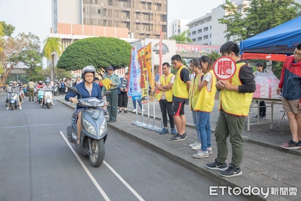 ▲嘉南藥理大學舉辦「行駛不超速，平安回嘉最幸福」系列活動，嘉藥請交警大隊警官、保險業者和安駕中心技師，蒞校講習與實地操演外，也舉行機車慢騎趣味競賽，寓教於樂中，充分達到交通安全宣導效果。（圖／嘉藥提供，下同）