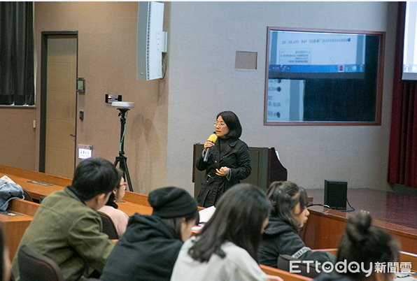 圖二：陳依玫向學生說明目前市面上影音平台的運作模式。（圖／世新大學提供）
