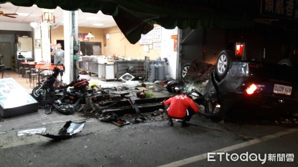 ▲▼嘉義市傳重大車禍，現場汽機車零件散落一地，慘不忍睹。（圖／記者翁聖勳翻攝，下同）