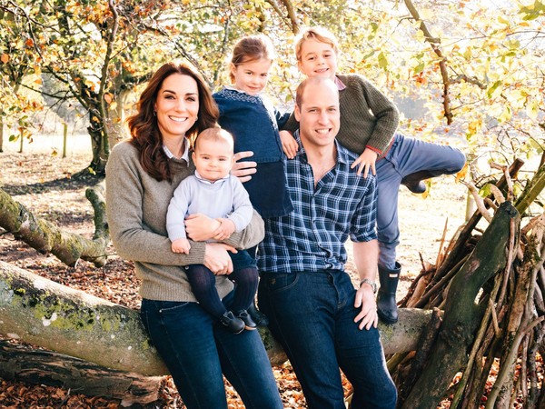 這聖誕節卡的照片也太溫馨了吧！英國皇室於周五（14日）在推特上公開最新的「聖誕卡皇室成員官方照」，照片裡面最大亮點是，8個月大的路易小王子小小年紀，卻有著相當成熟的臉，有副成熟穩重有若有所思的表情。（圖／翻攝自Kensington Palace推特）