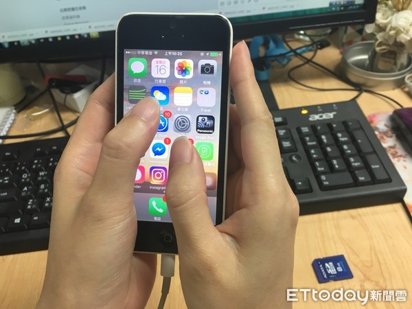 ▲滑手機。(圖/記者周姈姈攝)