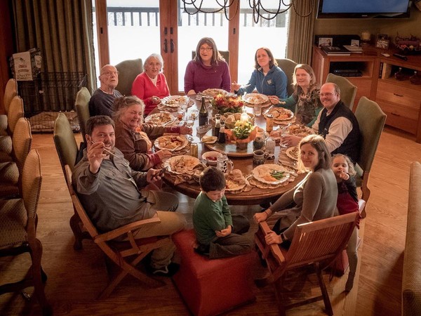 德瑞克（左一）在今年感恩節時與全家人開心共度。（Derek Hallquist提供）
