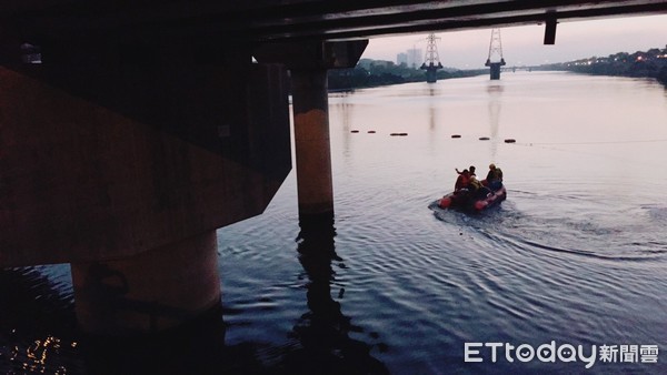 ▲台南市北區鹽水溪橋，傳出1名男子從橋上跳水，台南市消防局出出動大批消防人員全面搜救，並出動空拍機搜尋，跳水男子於傍晚救起，以救護車送奇美醫院搶救中。（圖／記者林悅翻攝，下同）