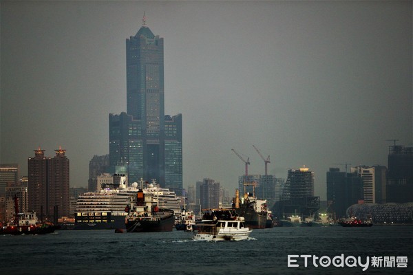 ▲▼高雄西子灣雄鎮北門旁「海巡署高雄港一港口安檢所」碼頭平台，已成為熱門打卡點。（圖／記者宋德威攝，下同）