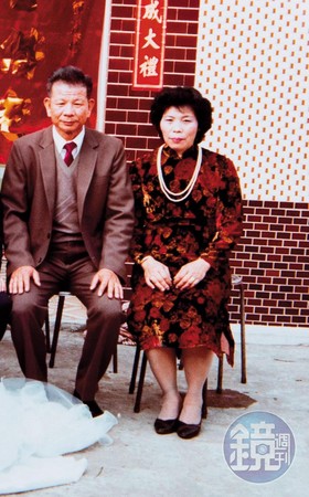 翁興雄（左）和吳連珠（右）舊照。2人育有2子，但都在外地工作，無法就近照顧。（吳連珠提供）