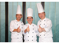 富哥(中)大弟子張華建(左一)坐鎮名人坊台北店，右為名人坊高雄店店長。