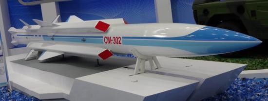 中國新一代超音速反艦導彈CM-302，低空飛行速度達到2.5馬赫，可實現末端蛇形水平機動，是全球同類超音速反艦導彈中首次獨有的高機動突防能力。（圖／翻攝自新浪軍事）