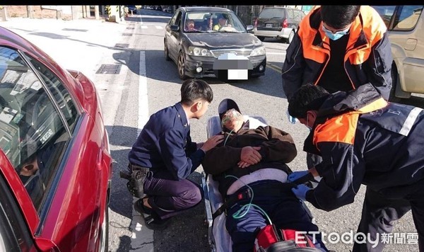 ▲王姓老翁駕駛小客車，因血糖過高精神恍惚，造成行車忽快忽慢左右飄忽不定，經員警即時攔停，並通知救護人員協助送醫。（圖／台東縣警察局提供，下同）