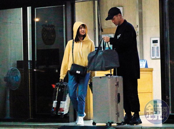 晚上近十點，謝富丞的友人和妞妞出門，他拉著行李箱，看似準備出遠門。