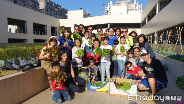 ▲ 林口三井企業種菜捐菜 友善傳遞溫暖關懷。（圖／新北市景觀處提供）