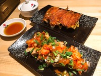 上為起司煎餃，下為泡菜煎餃。
