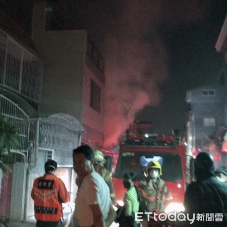 ▲台南市安定區1家工廠發生火警，消防人員全力射水搶救。（圖／記者林悅翻攝，下同）