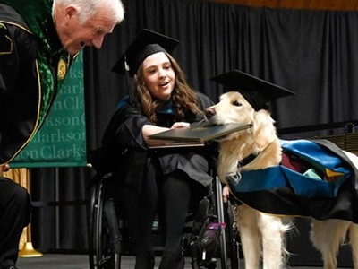 守在輪椅旁「整整四學期沒亂叫」！殘疾女大生幫忠犬爭取專屬畢業證書