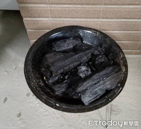 ▲▼員警在屋內發現吳男購買和已燃燒完的木炭。（圖／大園警分局提供）