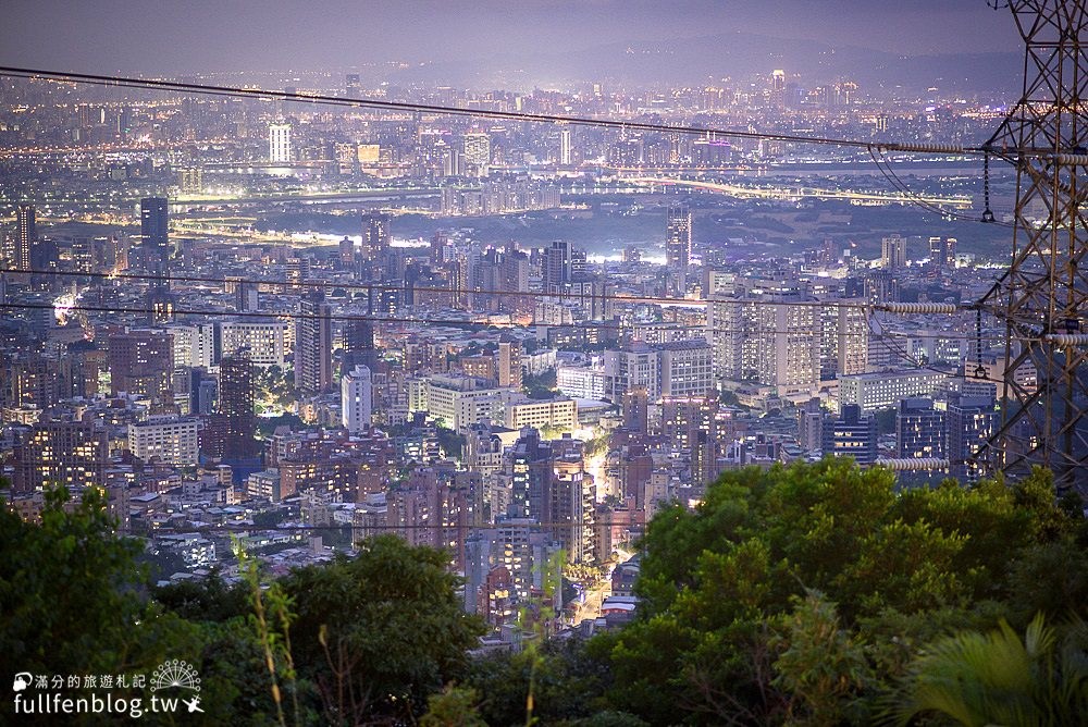 ▲▼從陽明山鳥瞰夜景：草山夜未眠景觀餐廳。（圖／滿分的旅遊札記 提供）