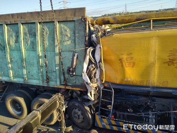 ▲國道3號龍井路段,24日下午4時許發生飼料車追撞,20歲史姓駕駛受困車內無生命跡象。(圖/記者唐詠絮翻攝)
