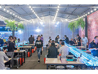 首創18米玻璃透明LED水道，共分為2道。