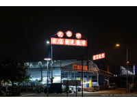 餐廳就位在台中南屯的龍富夜市裡面，營業時間是週二至週日。