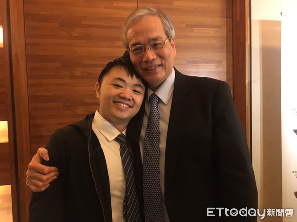 ▲陳威明與骨肉癌病友吳義祥。(圖/記者嚴云岑攝)