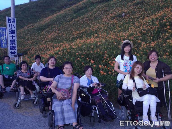 ▲許展容理事在翔飛輪椅無障礙旅遊網粉絲團與病友的合照。(圖/漸凍人協會提供)