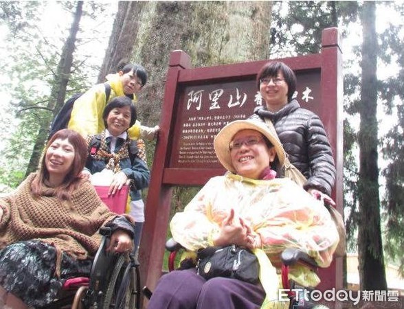 ▲▲許展容理事在翔飛輪椅無障礙旅遊網粉絲團與病友的合照。(圖/漸凍人協會提供)