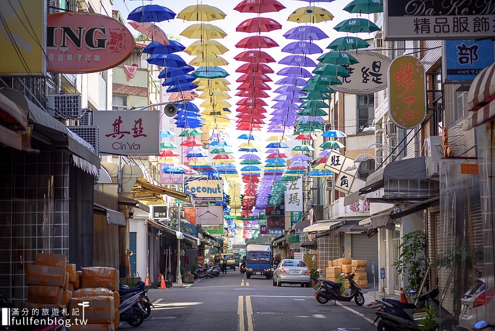 ▲▼高雄後驛商圈-彩虹傘大道。（圖／滿分的旅遊札記）