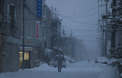 北海道民笑看「東京雪假」　暴風雪照吃冰淇淋：根本小菜一碟