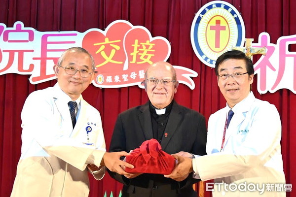 ▲羅東聖母醫院28日,舉行新舊任院長交接典禮,新院長馬漢光(右)接下印信,將為該院醫療服務再開啟新頁。(圖/記者游芳男翻攝)