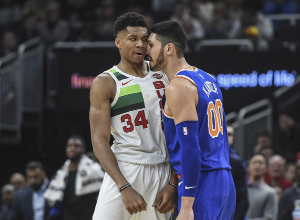 ▲▼坎特(Enes Kanter)(右)、安戴托昆波(Giannis Antetokounmpo)(左)發生衝突。（圖／路透社）