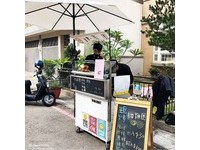 小小的攤子賣的是現烤甜甜圈，人多時現烤需等上一會。目前口味有原味、可可、肉桂、煉乳、焦糖，四入100元，單買一個30元