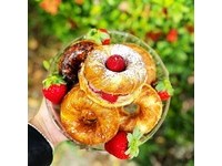 一般原味 $30 （四入$100） 可以吃到甜甜圈帶點奶油的香氣，上面還有糖粒，添增香脆的口感，剛烤好的好好吃。