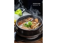 開始吃烤肉之前先暖暖胃，這道「胡椒牛奶鍋」使用黑胡椒熬煮的湯頭加入牛奶，有濃郁奶香風味，搭配多種時蔬、豆腐多了鮮甜感，還有淡雅胡椒香氣很順口。