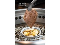 霜降牛肉的肉質比較扎實有嚼勁，油脂少吃起來不膩口，搭配蒜頭醬油品嚐多了清香風味更涮嘴。