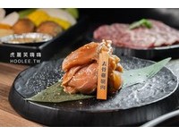 「去骨雞腿肉」有加入BBQ醬汁調味，多了淡雅鹹甜滋味，雞肉口感扎實香醇。
