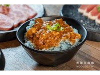 「紅酒牛舌肉醬」開烤Bar特別選用等級較好的牛舌以紅酒燉煮，口感滑嫩帶點鹹香風味，搭配蝶豆花飯吃起來很飽足。