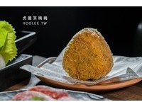 這款「起司炸培根飯糰」是搭配蝶豆花飯製作，包覆起司和培根有微微牽絲感，口感相當厚實香醇。
