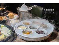 甜點「冰火五重天」，吃完燒肉可以自己DIY搭配刨冰，多種經典配料加上黑糖水和煉乳，甜甜滋味滿足甜食胃。