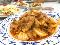 泡菜牛肉不辣，但是香濃下飯。