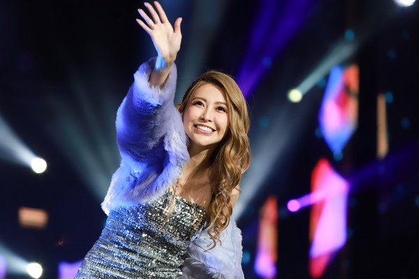 ▲▼愷樂熱舞裙子往上滑險走光 。(圖/民視提供)