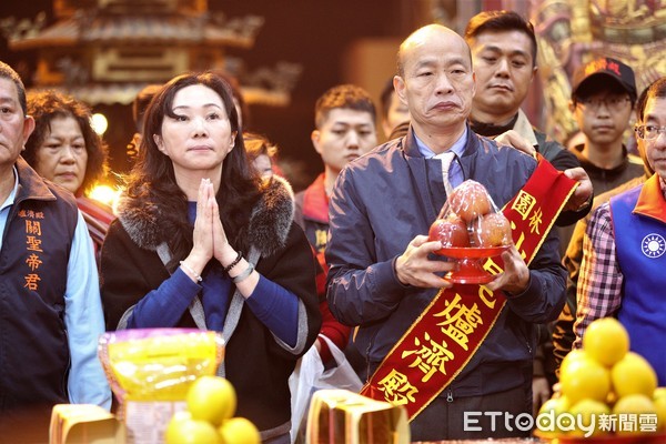 ▲▼高雄市長韓國瑜夫婦1日上午到林園汕尾漁港迎接曙光。（圖／記者宋德威攝，下同）