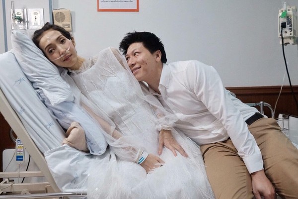 ▲▼泰國男子在病房與罹癌女友結婚。（圖／翻攝自Facebook／TuaKook Kook Kitjaroenchai）