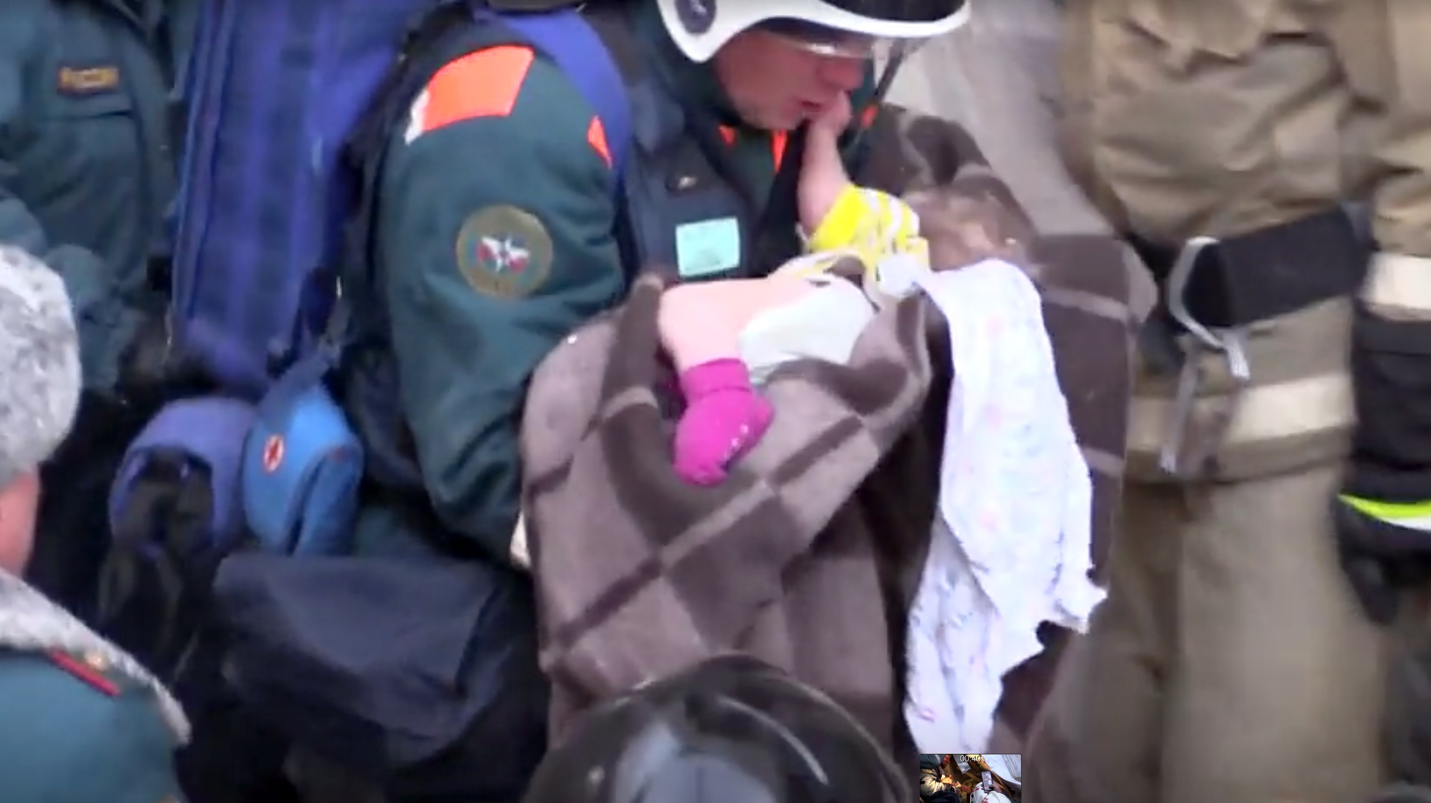 ▲▼俄羅斯氣爆瓦礫堆中救出11個月大嬰兒。（圖／路透社）