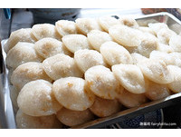 位於台中大里區公所對面的涼傘樹肉圓，是以餐車的形式經營，每天下午三點就會出來開始賣，沒有營業結束時間店家皆是賣完為止