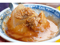 雖然每顆肉圓只賣二十元，店家的用料卻不馬虎，以厚實外皮包裹著內餡，而內裡的餡料有大塊瘦肉及肉圓必備的筍絲丁。